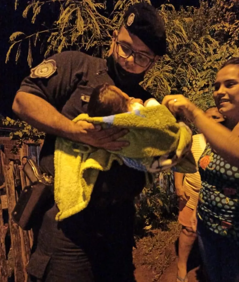 Policía asistió a bebé que se ahogó con leche y le salvó la vida