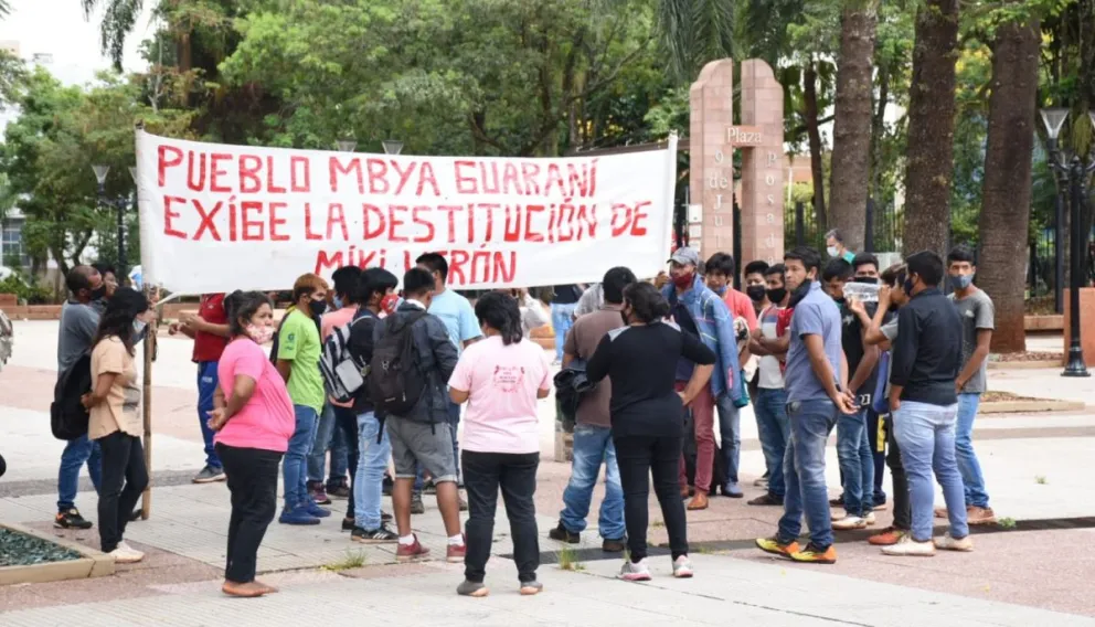 Caciques en la plaza posadeña. Foto: Nicolás Oliynek