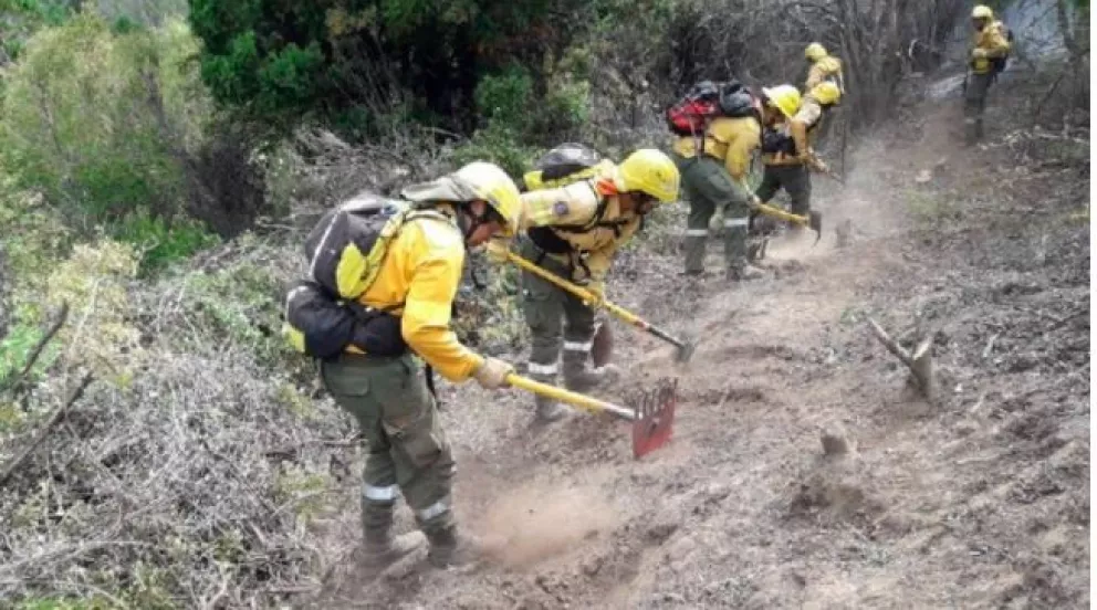 Más de 40 brigadistas del norte argentino se sumarán para combatir el incendio en El Bolsón