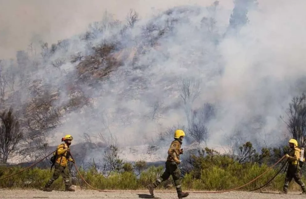 Alivio en El Bolsón: logran contener las llamas en la ladera oeste del cerro Piltriquitrón