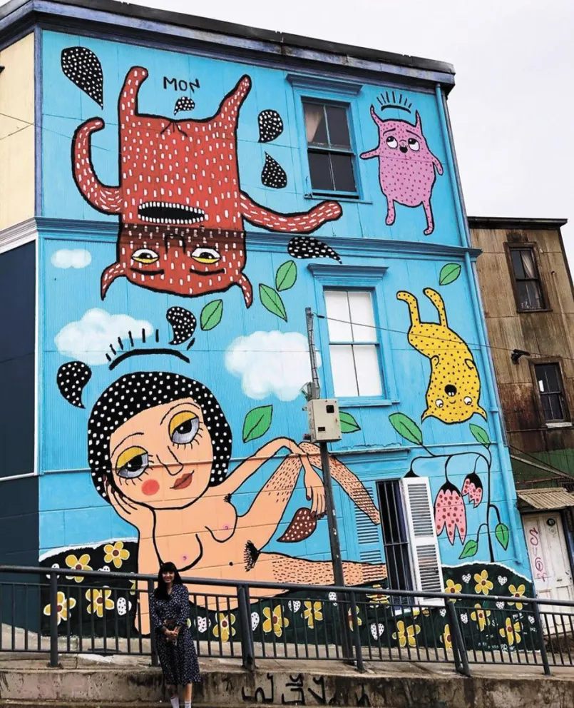 Mon Laferte pintó un mural sobre el ciclo menstrual