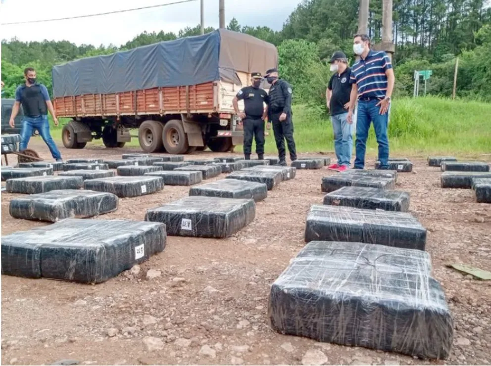 Secuestraron tres toneladas y media de droga en una gomería