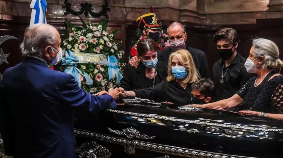 El velatorio de Menem: reabrieron el Congreso y sus restos serán inhumados por la tarde