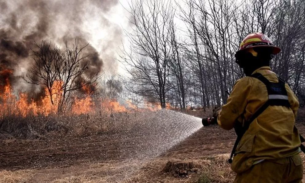 Tres provincias mantienen focos activos de incendios forestales