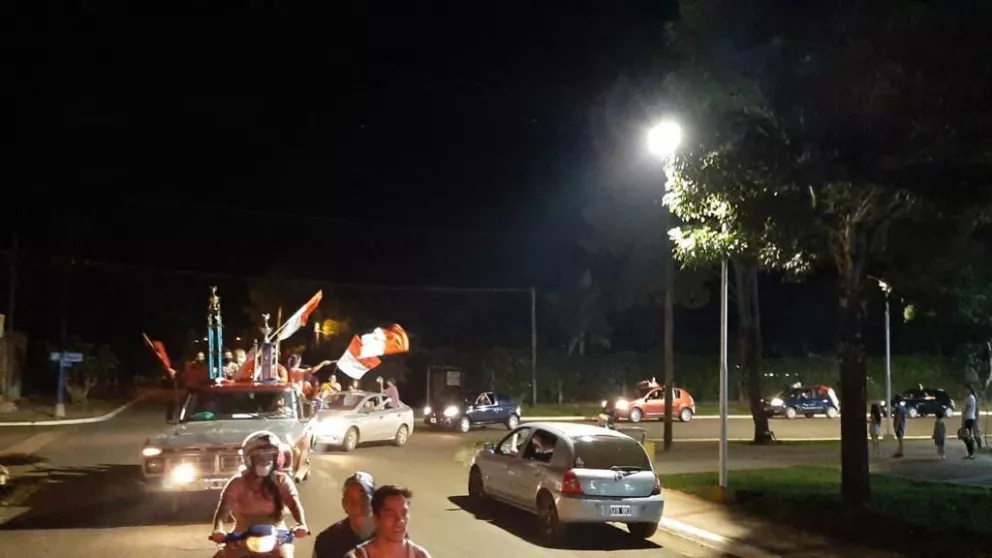 La Comparsa Maravilla celebró el carnaval con una caravana por las calles de San Ignacio