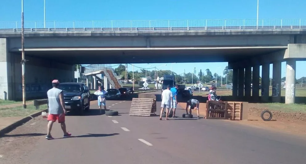 Vendedores ambulantes cortan el nodo vial en Garupá-Posadas