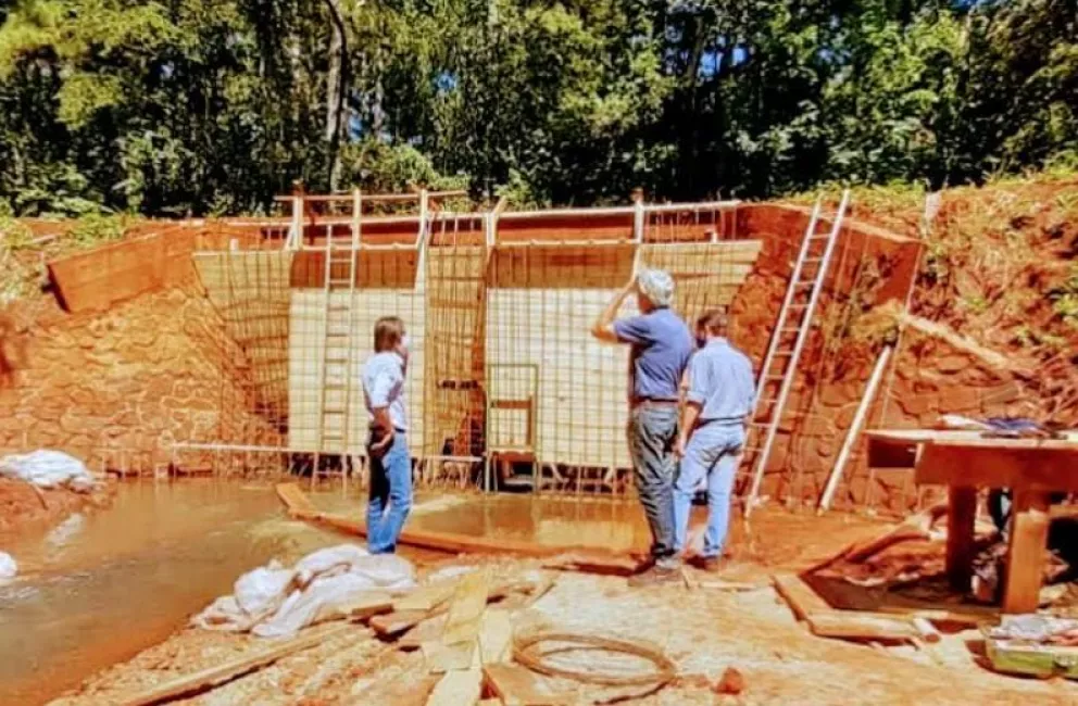 Montecarlo: avanza obra de construcción de un reservorio de agua para camiones hidrantes