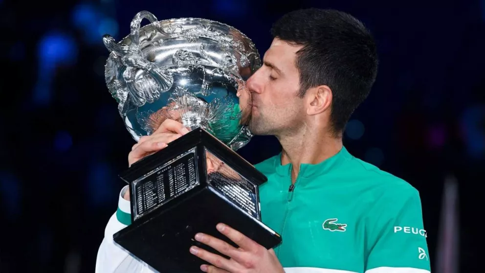 Djokovic apabulla a Medvedev y se consagra campeón del Abierto de Australia por novena vez