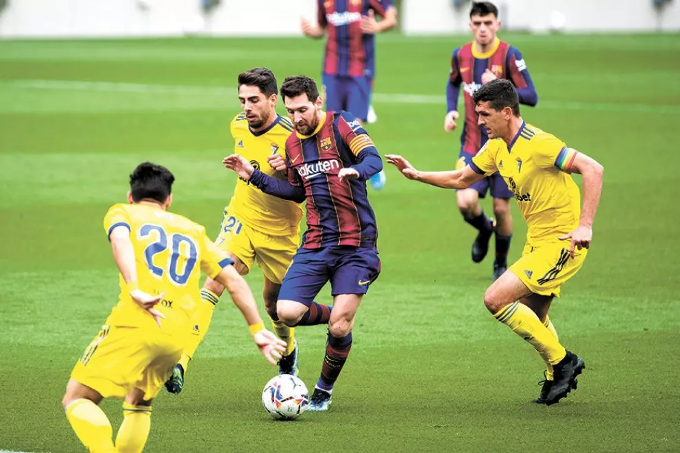 Messi marcó récord, pero  barsa se durmió en el final
