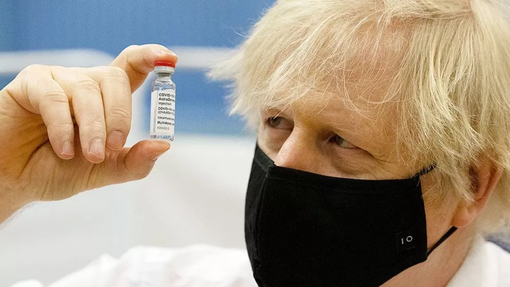 Boris Johnson prometió vacunar a todos los adultos en Reino Unido antes de agosto