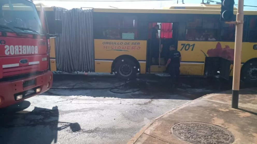 Principio de incendio en un ómnibus articulado en la avenida Uruguay