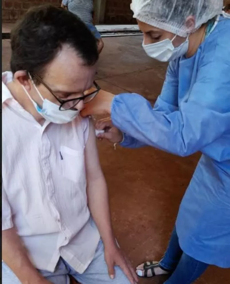 Personal y residentes del hogar de Ancianos San Roque de Montecarlo recibieron la vacuna contra el Covid-19