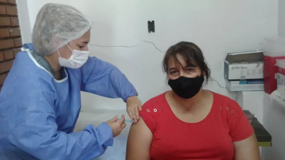 En marcha la jornada de vacunación a docentes en el hospital de Jardín América