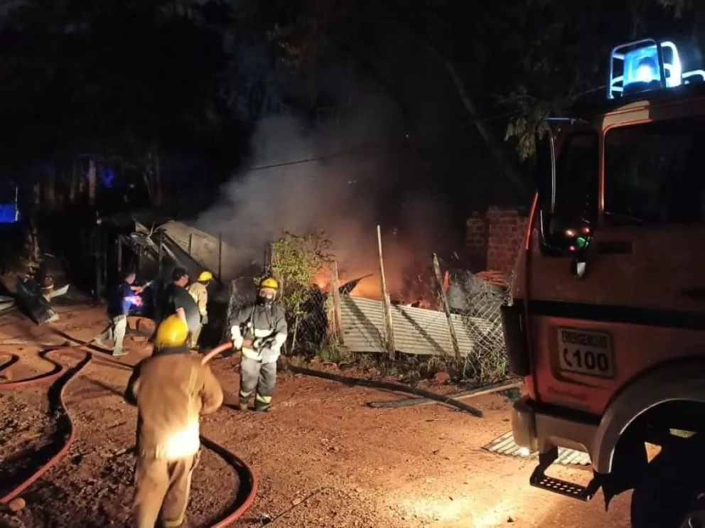 Puerto Iguazú: Dos familias se quedaron con lo puesto al incendiarse sus viviendas