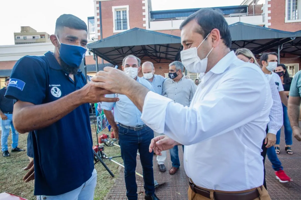 Herrera Ahuad entregó maquinaria y equipos a los ganadores del concurso potenciar joven | EL TERRITORIO noticias de Misiones.