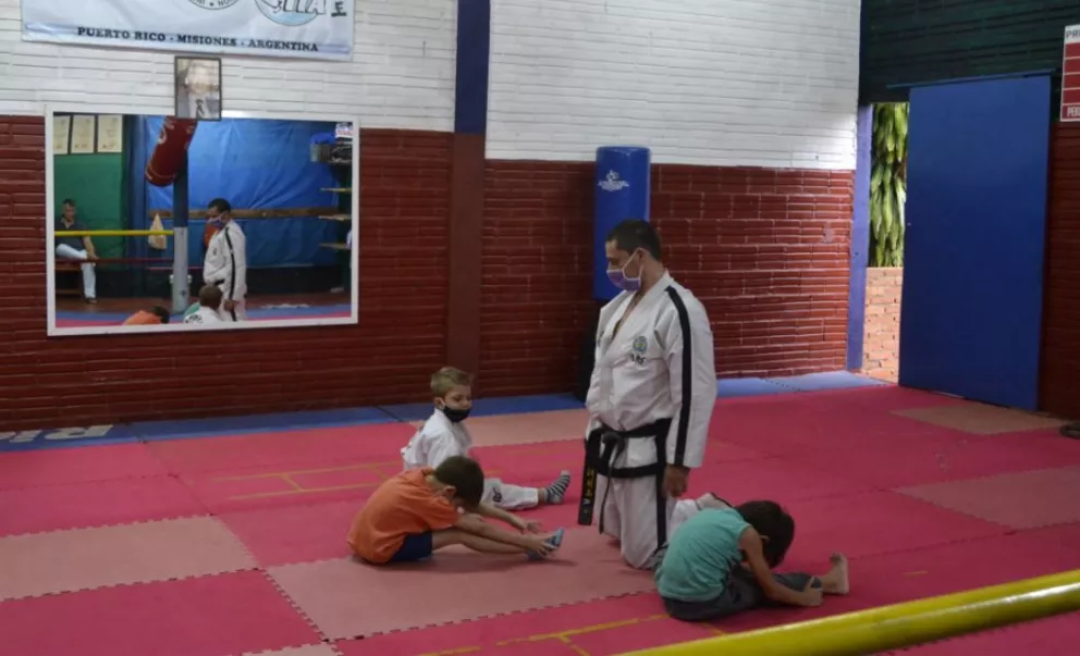 Comenzaron las clases de Taekwondo para niños en el barrio Los Paraísos de Puerto Rico
