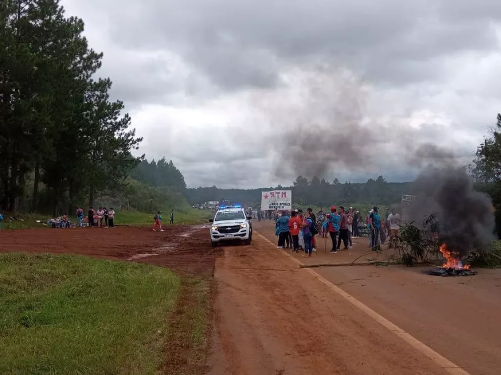 Manifestantes cortan la ruta 14 en la localidad de Campo Viera