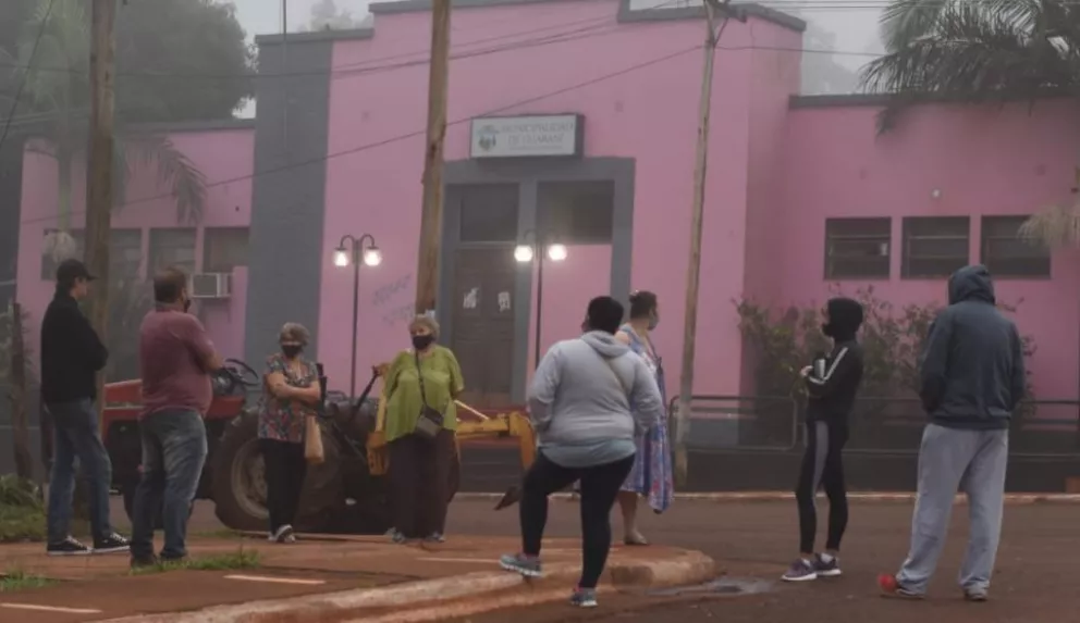 Vecinos de Guaraní se manifestaron frente a la municipalidad por la inseguridad