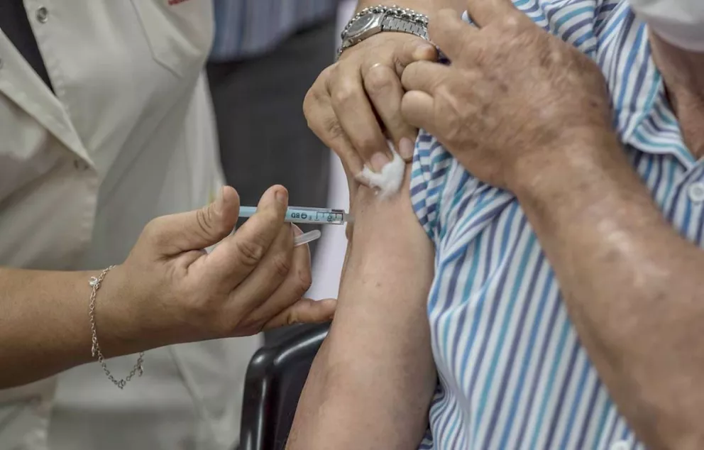 Vacunas: mañana habilitarán los turnos para mayores de 65