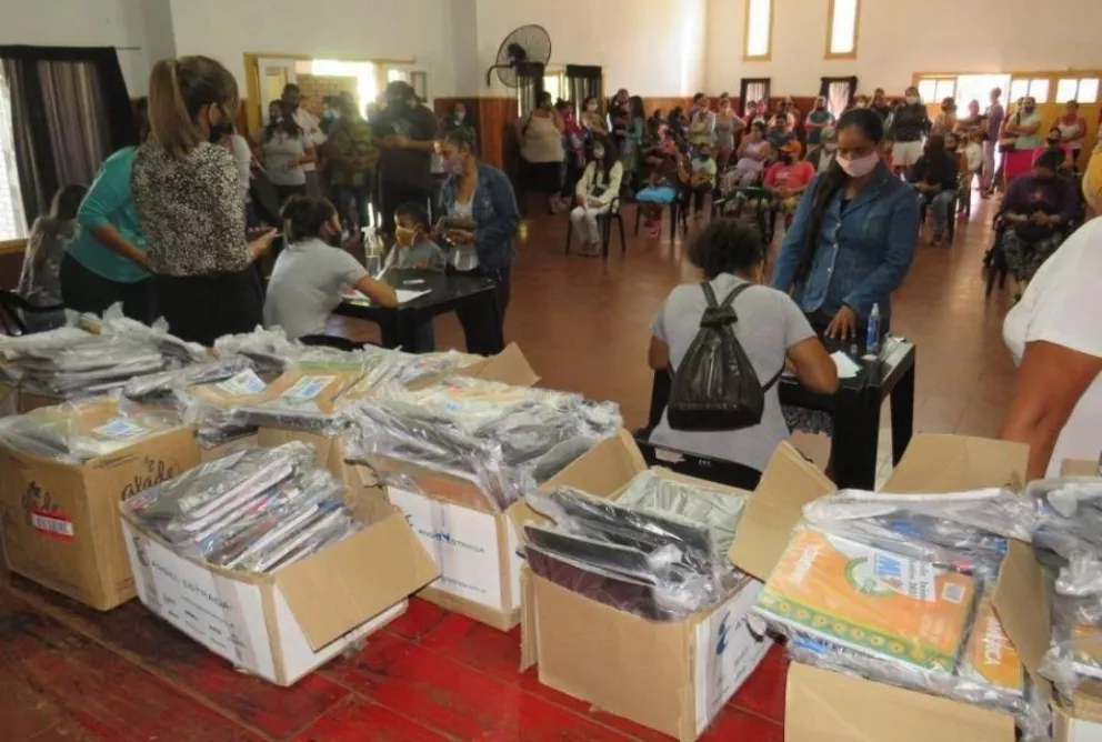 Puerto Libertad: entrega de 2.500 kits escolares para alumnos primarios y secundarios