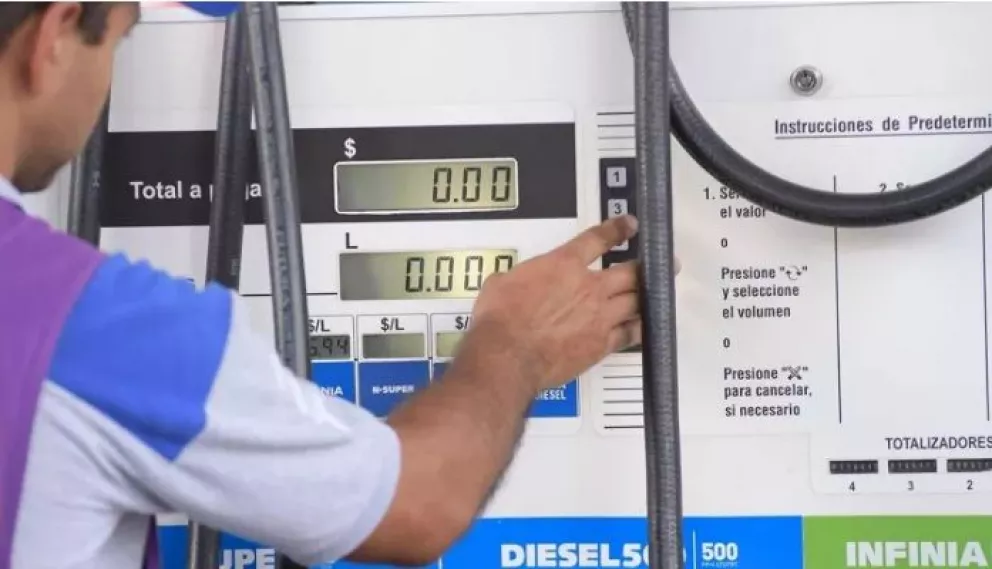 Postergan aumento de impuesto a los combustibles hasta marzo del 2022