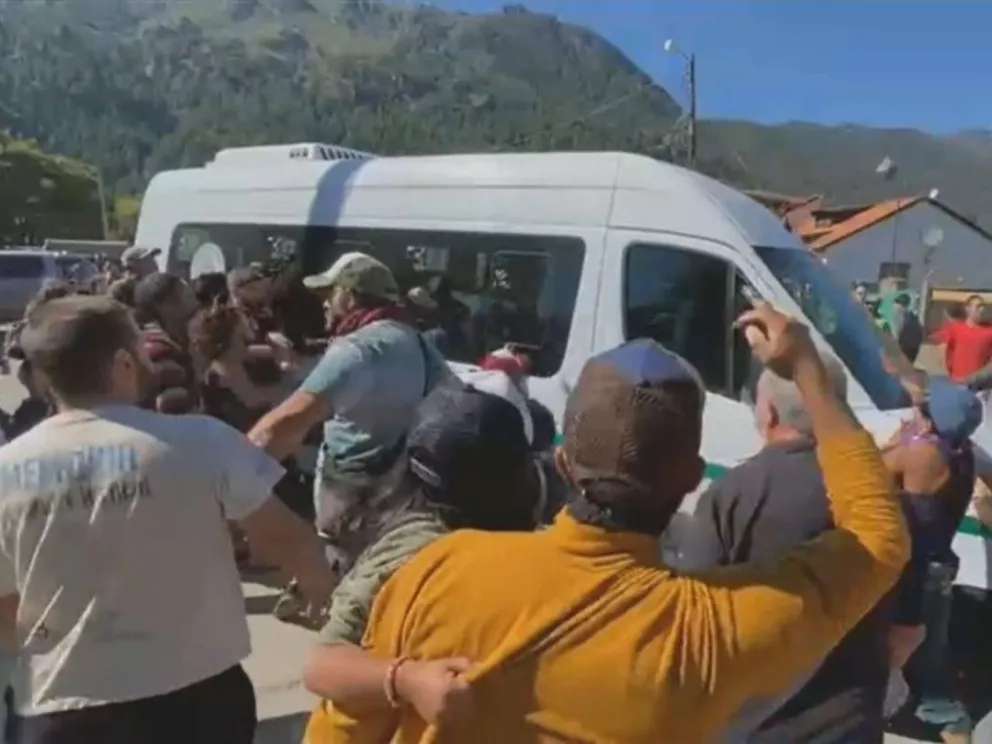 Manifestantes atacaron a piedrazos la combi del presidente en su recorrida por Chubut