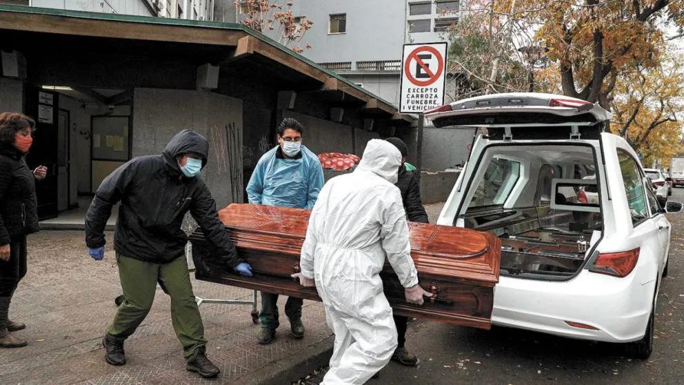 Chile se confina y un obispo llamó  a desobedecer las restricciones