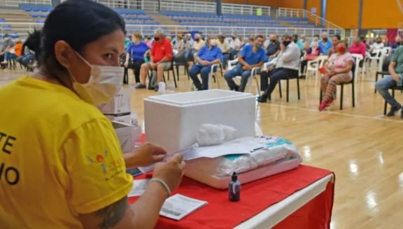 Pese al asueto este viernes continuar la vacunacin en el Finito Gehrmann de Posadas