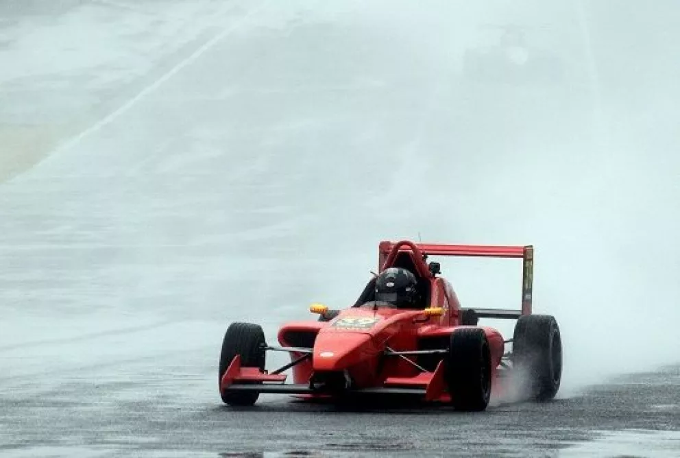Cristian Álvez no pudo terminar la primera final de la Fórmula Renault 2.0