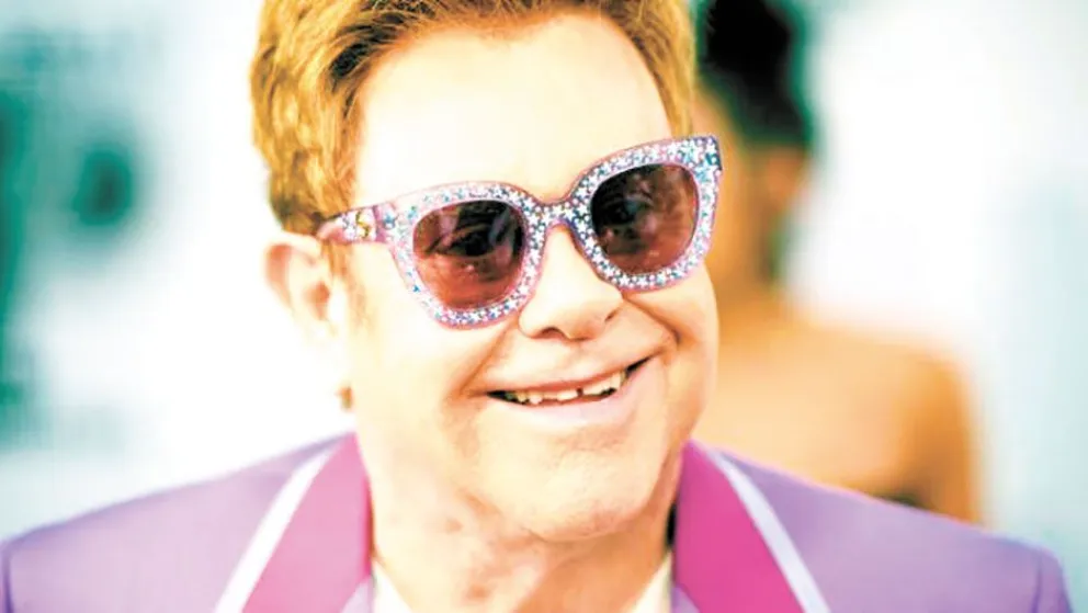 Elton John abre al público su glamorosa fiesta de los Oscar