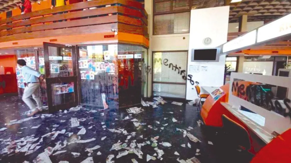 Destrozos y agresiones en la redacción del diario Río Negro