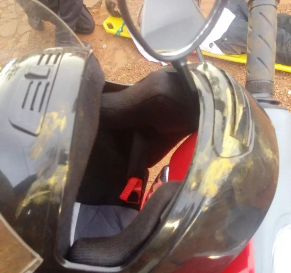 El casco bien colocado, clave para que un docente sobreviva a un choque con su moto