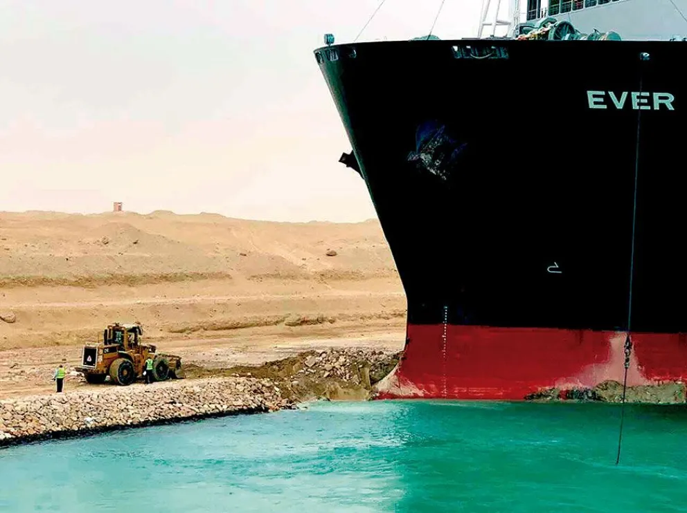 Gigantesco operativo para desbloquear el Canal de Suez