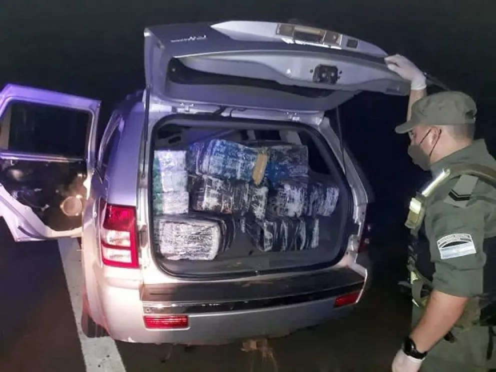 Hallan camioneta abandonada cargada con 570 kilos de droga