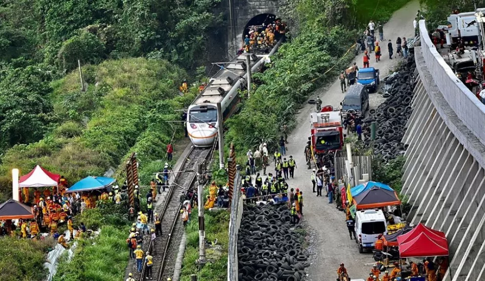 Taiwán: al menos 48 muertos y 60 heridos tras descarrilar un tren