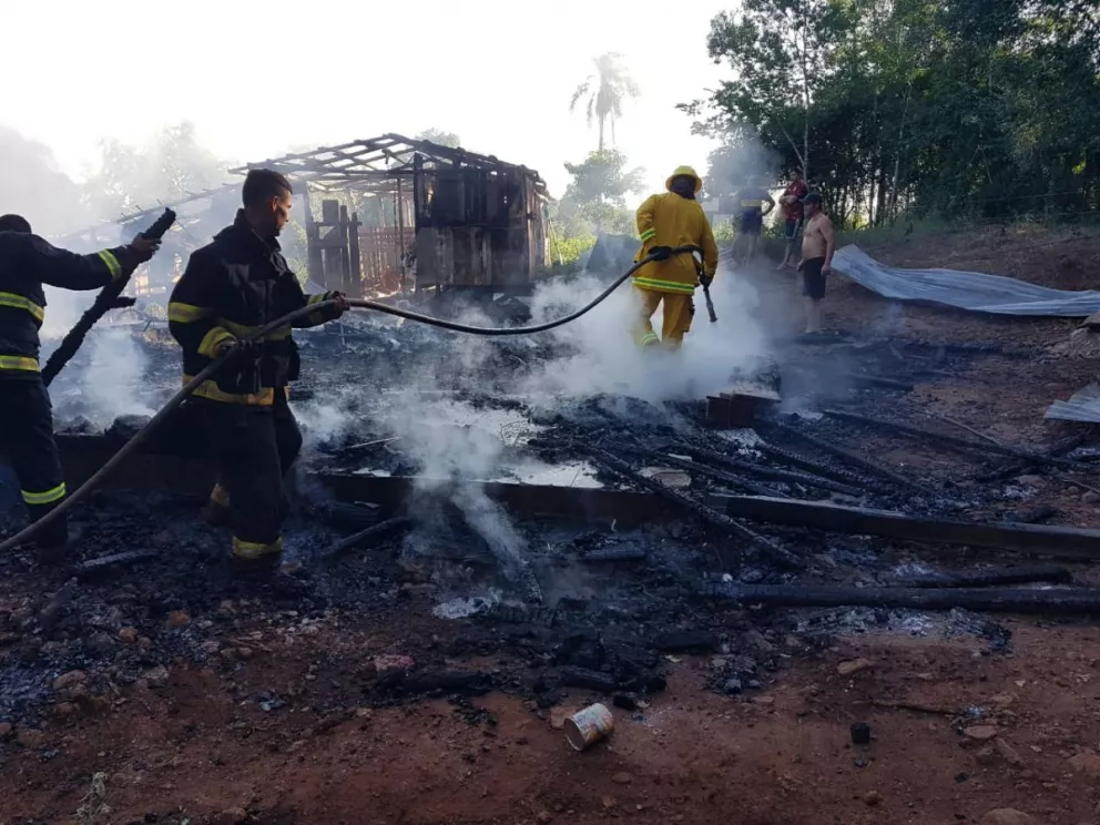 Incendio de una vivienda dejó en la calle a un hombre en Villa Unión