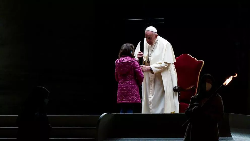 El Papa presidió en la Plaza San Pedro un Vía Crucis escrito por niños y jóvenes