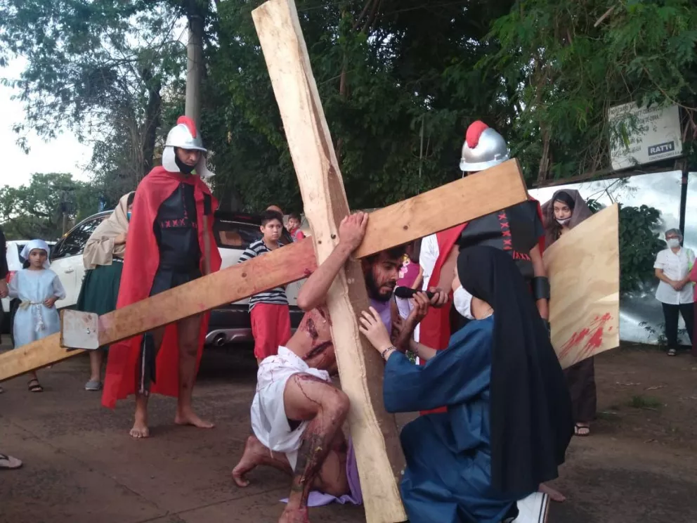 Iguazú: Turistas acompañaron el Vía Crucis en el centro de la ciudad