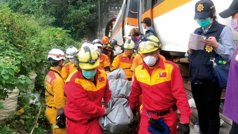 Al menos 50 fallecidos tras descarrilar un tren en Taiwán