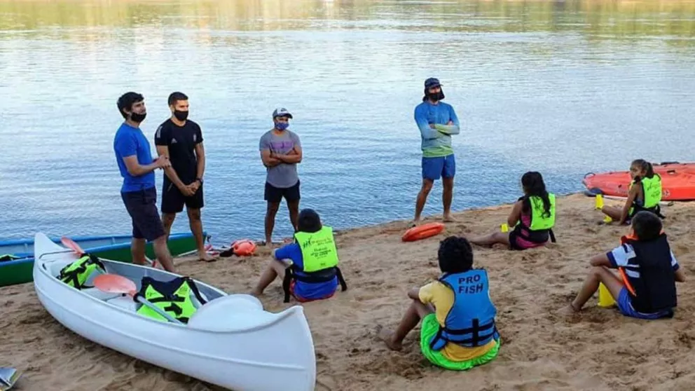 Escuela de kayak realizó su primera bajada al río