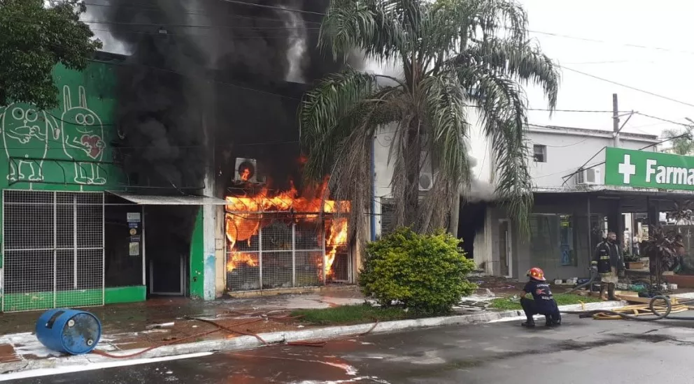 Ituzaingó: gran incendio consumió dos locales comerciales