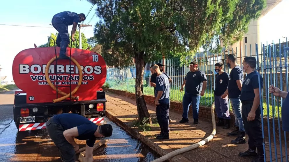Crisis del agua en Iguazú: bomberos de Montecarlo y San Pedro colaboran para abastecer a la población