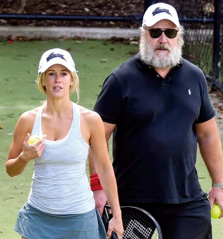 Russell Crowe se entretiene con el tenis
