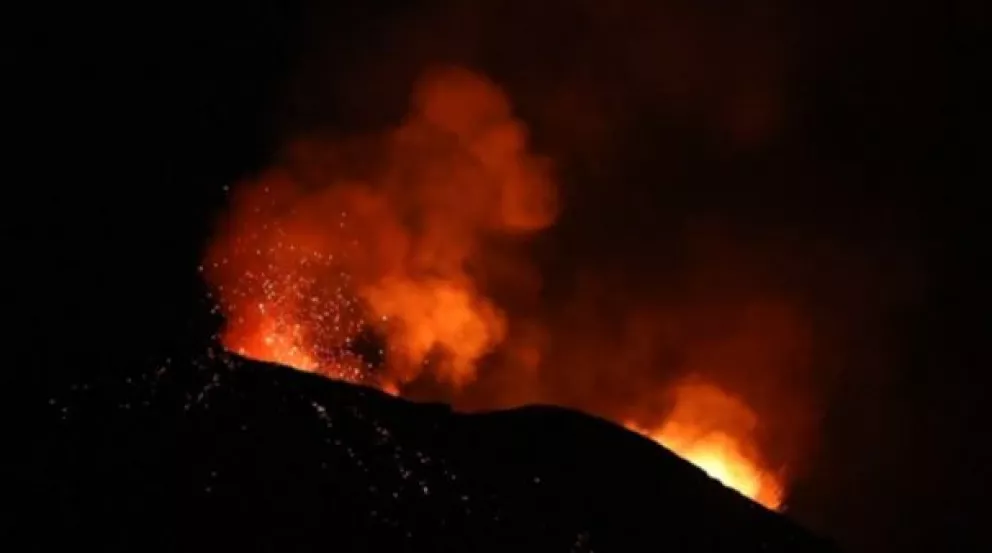Evacúan entre 12 y 15 mil personas tras la erupción del volcán de la isla San Vicente en el Caribe