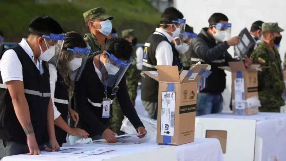 En plena pandemia, Ecuador y Perú eligen nuevo presidente 