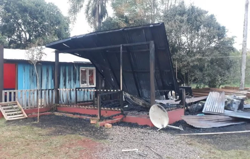 Bomberos extinguen incendio en kiosco evitando se expandiera a una casa en San Pedro