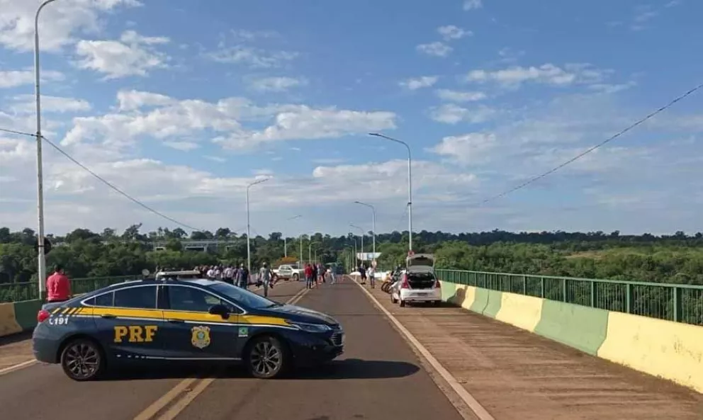 Camioneros bloquearon el puente Tancredo Neves