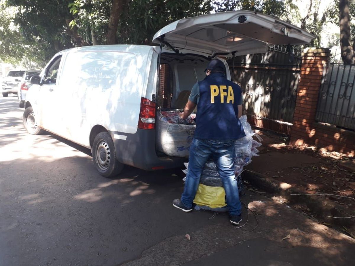 Detuvieron a un hombre a punto de despachar 250 camperas ingresadas desde Paraguay Detuvieron a un hombre a punto de despachar 250 camperas ingresadas desde Paraguay