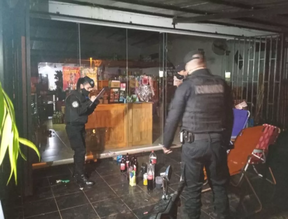 Detienen a cinco hombres por ocasionar disturbios en un supermercado de Aristóbulo del Valle