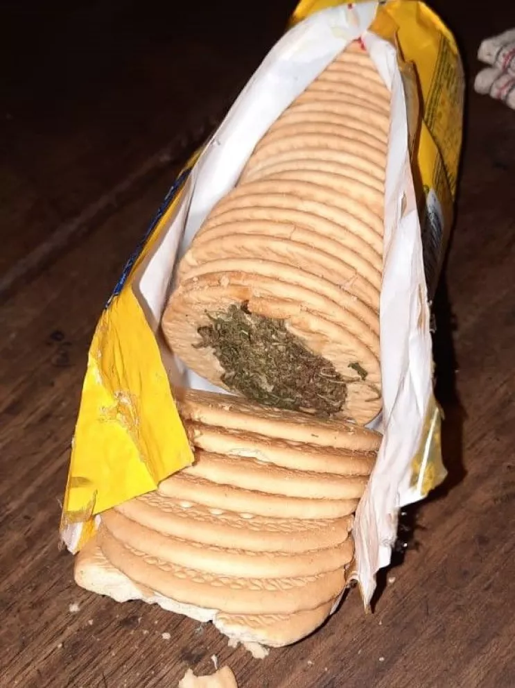 Puso marihuana entre galletitas para un hermano detenido